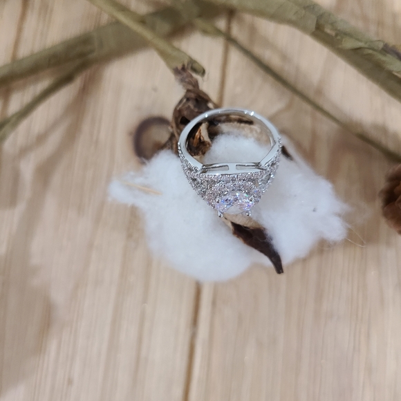 🤍🤍NEW🤍🤍BREATHTAKING!! WOW FACTOR!! CZ Silver Plated Ring🤍🤍 - Picture 11 of 16